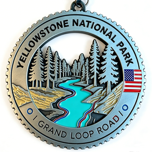 Medalla de recuerdo del Parque Nacional de Yellowstone, Carretera Grand Loop, de aleación de zinc bañada en plata, con emblema patriótico esmaltado y troquelado circular. - Product Image 1