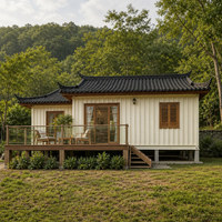 Maison modulaire de style luxueux avec murs en verre, terrasse extérieure et aménagement flexible