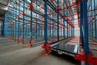 Système de rayonnage à chariots radio réglable et thermolaqué pour centres logistiques à grande échelle