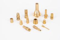Services de tournage CNC de précision sur mesure, pièces métalliques en aluminium anodisé, laiton, acier inoxydable avec usinage par électroérosion à fil, perçage et brochage