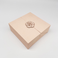 XJT Großhandel Pappe Pink Double Open Door Luxus benutzer definierte geprägte Muster Rose Parfüm Boxen mit Magnet verschluss