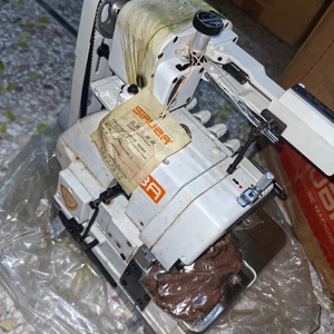Machine à coudre industrielle à moteur à dix vitesses JUKIS 747F d'occasion avec 4500 points/min et une épaisseur de 11 mm pour l'industrie textile et du vêtement - Product Image 3
