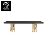 Table à manger contemporaine de luxe pour hôtel Base en acier inoxydable dorée Plateau rectangulaire en bois pour restaurants haut de gamme Espaces privés