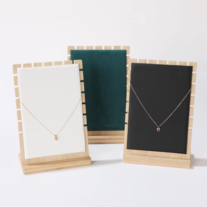 Tablero rectangular alto de madera tapizado en terciopelo para exhibir collares, con múltiples ranuras para colgar, para escaparates de tiendas. - Product Image 2