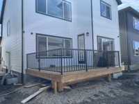 Système de balustrade résidentiel en aluminium noir à piquets verticaux en acier inoxydable pour porche, balcon, patio, terrasse et escalier