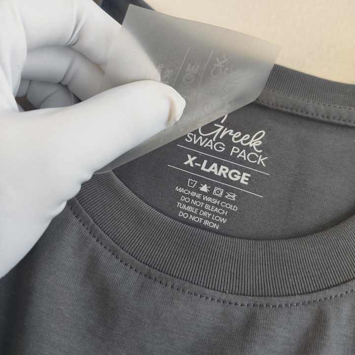 Op Maat Bedrukt Logo Kleding Ijzer Op Tagless Labels, Groothandel Flexibele Nek Formaat Waszorg Label Warmteoverdracht Kleding Label.