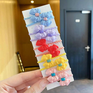 Diferentes tipos y formas de cuentas acrílicas coloridas en una caja para manualidades de collares y pulseras para niños - Product Image 4