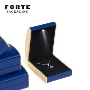 Boîtes à bijoux LED FORTE bleues <span class=keywords><strong>pour</strong></span> boucles d'oreilles et bagues, <span class=keywords><strong>avec</strong></span> insert en cuir et velours de luxe, boîte à bijoux LED personnalisée <span class=keywords><strong>avec</strong></span> logo - Product Image 3