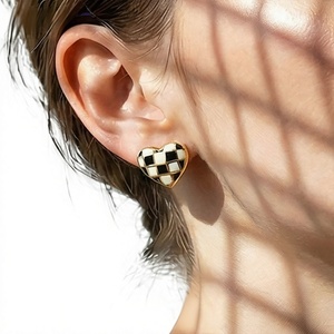 Boucles d'oreilles pendantes Mili pour femme, motif cœur à carreaux noir et blanc, plaqué or 18 carats, tendance, style européen et américain, élégantes et simples, vente en gros - Product Image 1