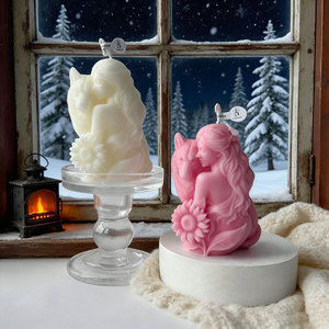 Bougie artisanale en cire de soja sculptée, représentant une femme et un loup, pour la décoration artistique de la maison et de la table - Product Image 1