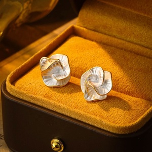 Boucles d'oreilles en or plaqué zircon géométrique blanc pour femmes Xiaoxiangfeng, exquises, polyvalentes, luxueuses, édition coréenne tendance - Product Image 4