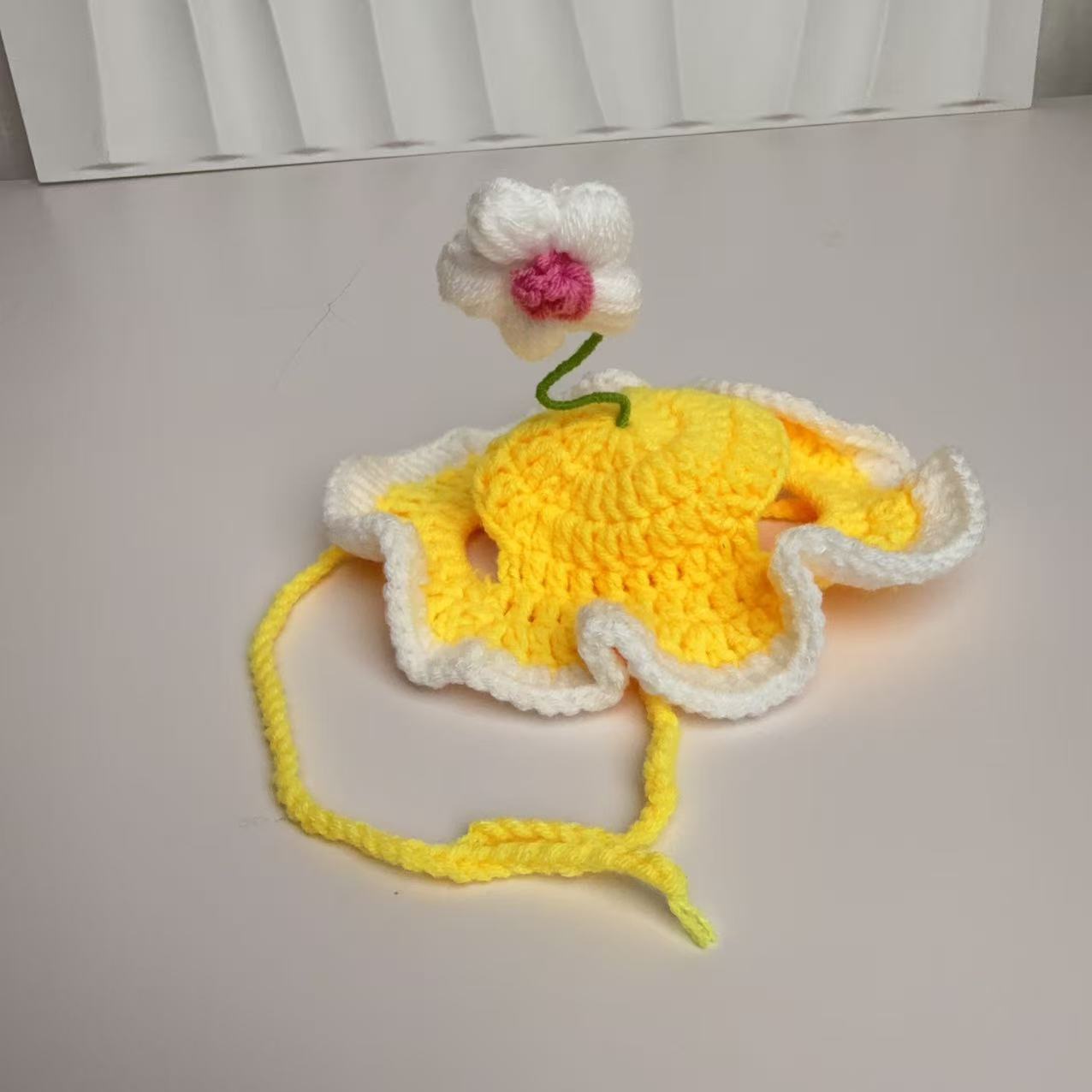 Chapeau à fleurs jaunes