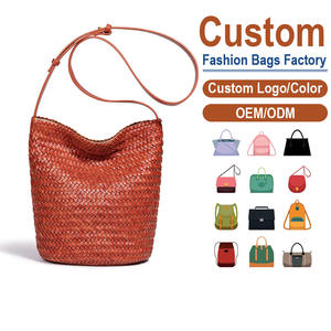 Auténtico bolso de hombro tejido de cuero sintético – Líneas limpias y estructuradas |   Silueta Naturalmente Refinada y Discreta - Product Image 1