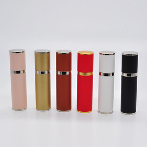 Étui en cuir portable de qualité supérieure Mini atomiseur de parfum Bouteille en verre prête pour le voyage avec fonction de pulvérisation de parfum rechargeable - Product Image 5
