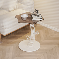 Table basse d'angle en verre, style cactus, en fer forgé, couleur crème, pour petit appartement, luxe abordable, à placer près du canapé.
