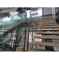 Escalier droit de style industriel moderne avec garde-corps en verre transparent et marches en pin massif