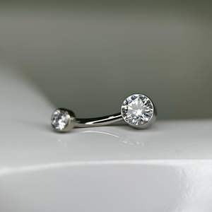 ห่วงเจาะร่างกายทำจากไทเทเนียมแบบเกลียวใส G23ห่วงสะดือทรงลูกบาศก์เซอร์โคเนีย - Product Image 1