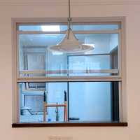 Fenêtre coulissante verticale antivol avec moustiquaire de sécurité intégrée en acier inoxydable, cadre en alliage d'aluminium, insonorisée et économe en énergie pour escalier