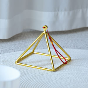 Pyramide chantante en cristal triangulaire Jinfang, couleur or brunâtre, personnalisable, pour bain sonore - Product Image 1