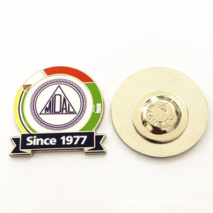 Insignias Magnéticas Plateadas con Diseño Personalizado de Dibujos Animados para el Día Nacional y Navidad, Producción en Arabia Saudita y Emiratos Árabes Unidos - Product Image 1