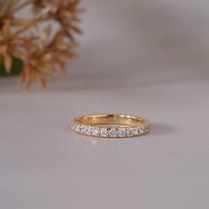 Magnifique alliance éternité en or 14 carats avec moissanite taille ronde, élégante bague de mariage à griffes partagées pour femme, bijoux de mariée classiques - Product Image 1