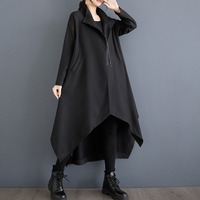 Nouvelle Collection Automne 2026 – Manteau Long Femme Chic et Minimaliste Noir Déstructuré à Ourlet Asymétrique, Fermeture Éclair sur le Devant, Longueur Mi-Mollet, Coupe Ample – Vente en Gros