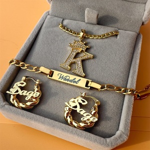 Lateefah OEM personalizzato Mini neonate orecchino a cerchio nome braccialetto nome personalizzato Set di gioielli - Product Image 5