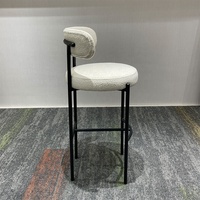 Chaise haute de bar de style moderne, élégante, en tissu avec pieds en métal noir, vente en gros pour la maison, les bars, les centres commerciaux et les hôtels