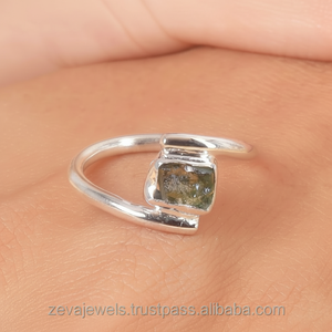 แหวนพันรอบแบบมินิมอลลิสต์ทำด้วยมือทำจากเงินสเตอร์ลิงแหวนหินคริสตัลหยาบ - Product Image 1