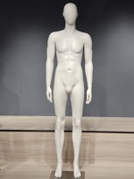 Mannequins de vitrine homme et femme corps entier avec visage abstrait pour collections de vêtements et présentation en vitrine