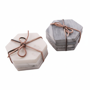 Ensemble de 4 sous-verres en marbre uniques en forme d'hexagone avec cuir pour la protection de la table - Product Image 1