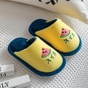 Chaussons d'intérieur fantaisie d'hiver pour enfants filles, design fruité mignon et moelleux, confortables avec coussin d'air, antidérapants, chauds et à plateforme - Product Image 4