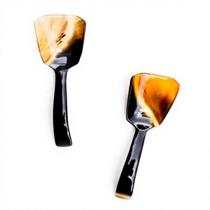 Cuchara de Postre Hecha a Mano de Cuerno de Búfalo Pulido, Color Marrón Natural, Ecológica y Tallada - Product Image 1