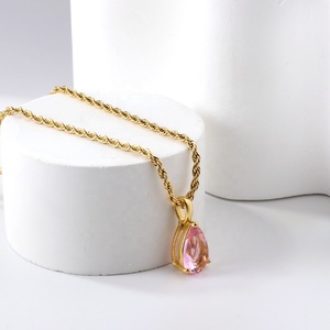 Collier en acier inoxydable PVD plaqué or 18 carats avec <span class=keywords><strong>pendentif</strong></span> chaîne torsadée avec <span class=keywords><strong>saphir</strong></span> rose et <span class=keywords><strong>goutte</strong></span> <span class=keywords><strong>d</strong></span>'<span class=keywords><strong>eau</strong></span> bleue et diamant jaune pour les fêtes - Product Image 2