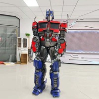 Échasses à LED pour spectacle de voitures robotisées avec costumes mécaniques ajustables. Accessoires interactifs pour les événements de festival.