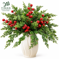 Arrangement artificiel YM de pin et cyprès avec baies rouges pour la décoration de table de Noël