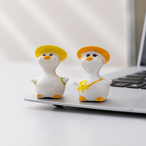 Ornement en céramique créatif en forme de canard au chapeau jaune, au design mignon, pour bureau, décoration apaisante et animale de compagnie - Product Image 3