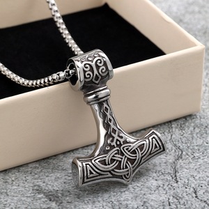 Pendentif Marteau de Thor en acier inoxydable, collier pour homme, design viking 3D, bijou à porter au quotidien, cadeau - Product Image 1