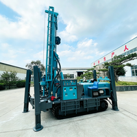 Machine de forage de puits d'eau avec capacité de circulation inversée et réservoir de décantation pour formations gravillonnées