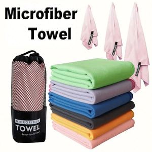 Serviette en microfibre ultra compacte, légère, super absorbante, séchage rapide, avec logo personnalisé, boucle de suspension, pour plage, gym, piscine, yoga et sports. - Product Image 1