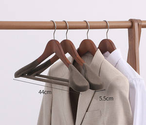 Appendini del produttore abiti in legno antiscivolo <span class=keywords><strong>appendiabiti</strong></span> Logo personalizzato panno in legno con spalla in velluto floccato per vestiti di lusso - Product Image 5