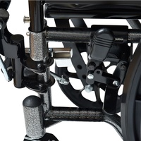 Fauteuil roulant en acier avec accoudoir pleine longueur Repose-pieds pivotant avec cerceaux de talon Hauteur réglable de la plaque de repose-pieds Couleur en option