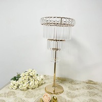 Support de fleurs de luxe en métal doré pour banquet, centre de table de mariage avec pendentif en cristal pour la décoration