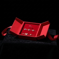 Boîte cadeau en papier simple de luxe carrée avec fermeture à boucle double porte et ruban pour emballage de bijoux
