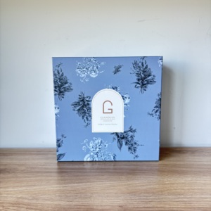 Elegante Scatola Regalo con Design Floreale e Vassoio in Plastica Trasparente per Confezioni di Cioccolatini e Dolciumi Premium - Product Image 2