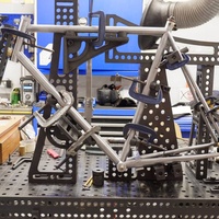 Table de soudage 3D en fonte de précision, robuste et résistante à l'usure, avec pinces et dispositifs de fixation pour l'industrie