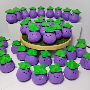 Porte-clés artisanal en bois sculpté en forme d'aubergine, pendentif dessin animé en bois de tilleul, accessoire de voiture, cadeau pour amis - Product Image 1