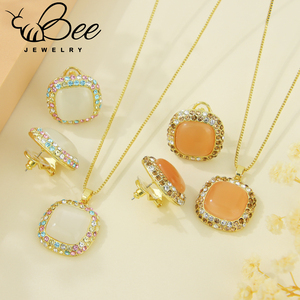 Ensemble de bijoux indiens de haute qualité pour mariée, collier et boucles d'oreilles carrées en cristal, élégant et tendance, pour mariage - Product Image 3