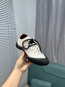 รองเท้ากีฬาลำลองทรงกลมสีเรโทรสุดเทรนดี้ ดีไซน์เรียบหรู สีแพนด้า รุ่น Mc.Queen Alexander - Product Image 4