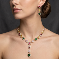 Parure de bijoux fantaisie en laiton plaqué or avec collier Y et boucles d'oreilles pendantes en forme de cœur multicolore arc-en-ciel sertis de zircone cubique, idéale pour les soirées de bal et les occasions spéciales, vente en gros